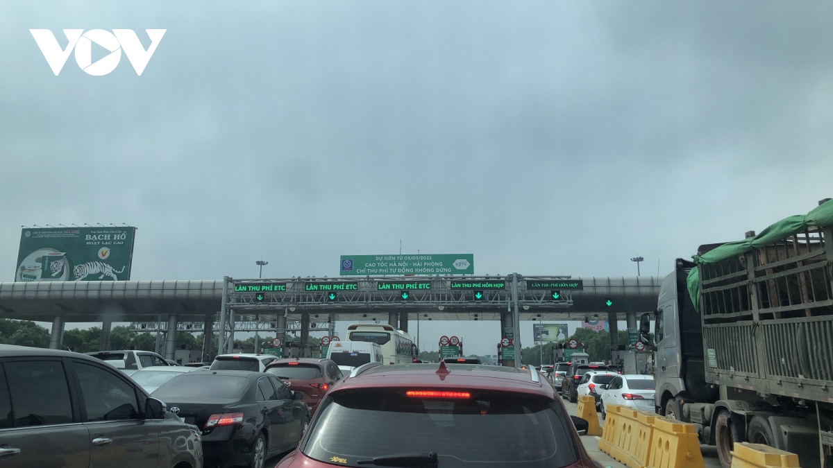 Ùn tắc kéo dài do thu phí thủ công, cao tốc Hà Nội - Hải Phòng vẫn không xả trạm